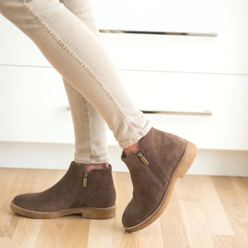 Italeau Foliana Weatherproof Leather Bootie. Size 39/ 8.5 Nut